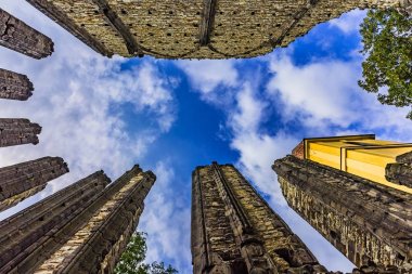 Panensky Tynec, Çek Cumhuriyeti-Temmuz 15 2019:14. yüzyıldan itibaren Meryem Ana 'nın tamamlanmamış Gotik kilisesinin harabeleri. Mavi gökyüzü ve beyaz bulutlar ile güneşli yaz günü. Taş duvarlar ve sütunlar.