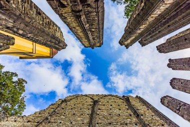 Panensky Tynec, Çek Cumhuriyeti-Temmuz 15 2019:14. yüzyıldan itibaren Meryem Ana 'nın tamamlanmamış Gotik kilisesinin harabeleri. Mavi gökyüzü ve beyaz bulutlar ile güneşli yaz günü. Taş duvarlar ve sütunlar.