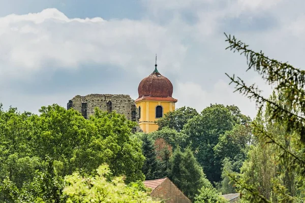 Panensky Tynec Czech Republic Lipiec 2019 Żółta Dzwonnica Czerwonym Dachem — Zdjęcie stockowe