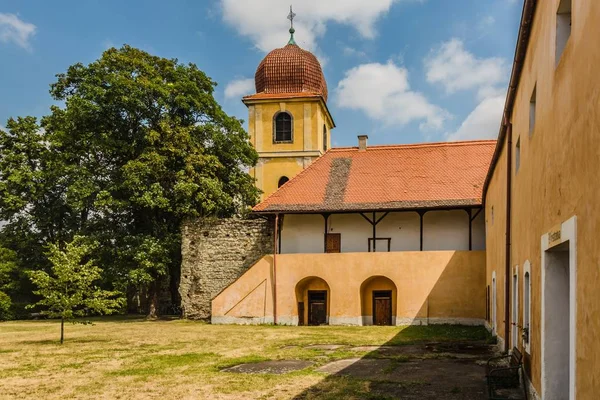 Panensky Tynec Czech Republic Lipiec 2019 Żółta Dzwonnica Dawny Klasztor — Zdjęcie stockowe