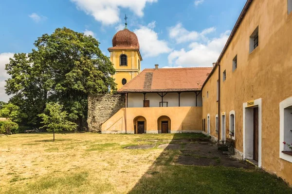 Panensky Tynec Tschechische Republik Juli 2019 Gelber Glockenturm Und Ehemaliges — Stockfoto