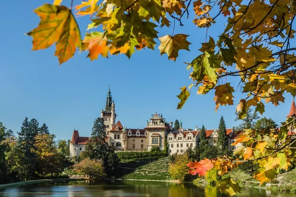 Pruhonice Czechy Października 2019 Widok Słynny Romantyczny Zamek Nad Jeziorem — Zdjęcie stockowe