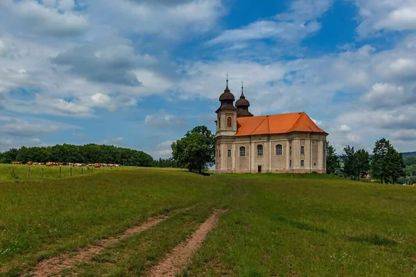 Sonov Czechy Czerwca 2020 Krajobraz Wiejski Barokowym Kościołem Małgorzaty Dwiema — Zdjęcie stockowe