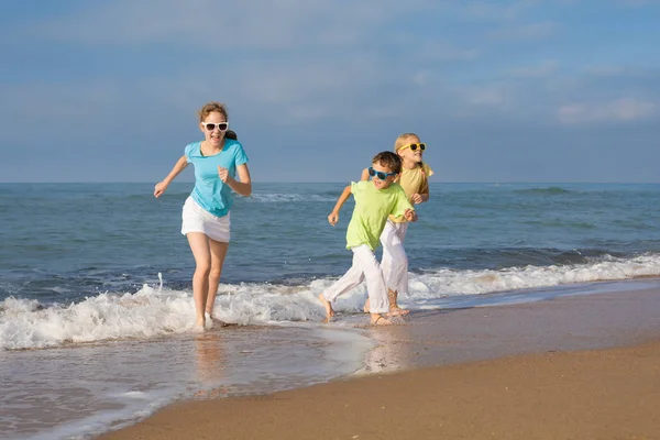 Tres Niños Felices Corriendo Por Playa Durante Día Gente Divierte — Foto de Stock