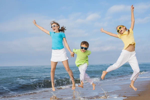 Trois Enfants Heureux Courent Sur Plage Jour Les Gens Amusent — Photo