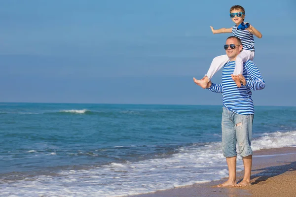 Vater Und Sohn Spielen Tagsüber Strand Sie Sind Matrosenwesten Gekleidet — Stockfoto