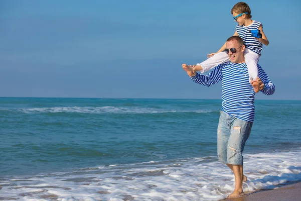 Отец Сын Играют Пляже Дневное Время Одеты Матросские Жилеты Концепция — стоковое фото