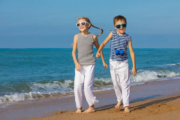 Dos Niños Pequeños Felices Jugando Playa Durante Día Están Vestidos — Foto de Stock