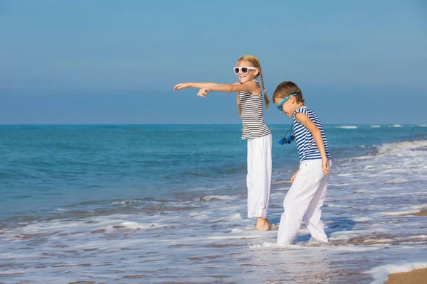 Dos Niños Pequeños Felices Jugando Playa Durante Día Están Vestidos — Foto de Stock