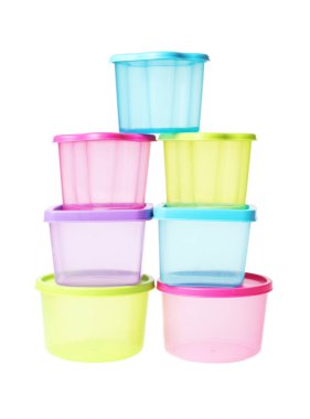 Beyaz arka plan üzerinde renkli plastik kaplar yığını