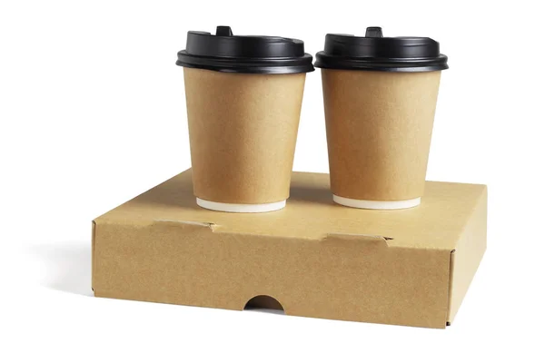 Кофейные чашки на коробке для пиццы — стоковое фото
