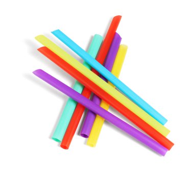 Beyaz Arkaplanda Renkli Plastik İçme Çubukları