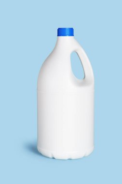 Mavi Arkaplanda Deterjan İçin Beyaz Plastik Konteynır