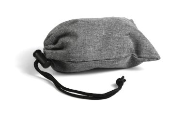 Beyaz Arkaplanda Yatan Gri Çizgili Çanta