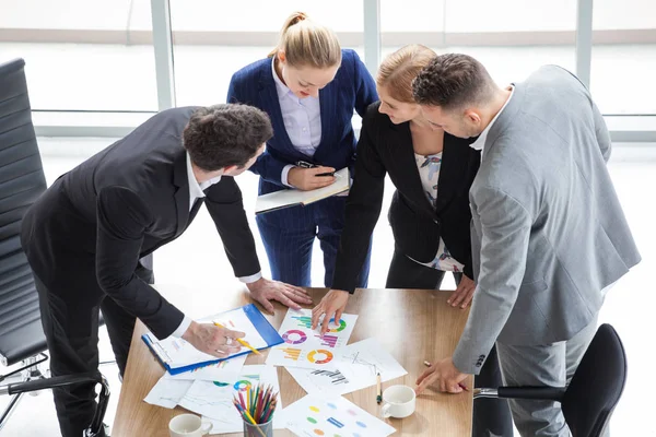 Grupo de negocios Reunión de personas Conferencia en el cargo. comercialina — Foto de Stock