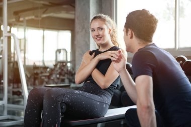 genç spor kadın egzersiz fitness bankta oturup yapıyor