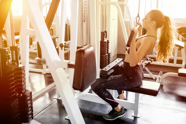 spor genç fitness kadın egzersiz bina kasları wi