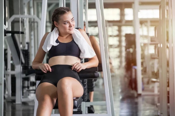 spor kadın bankta havlu ile egzersizleri sonra bir mola 