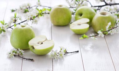 Çiçekler taze yeşil elma