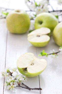 Çiçekler taze yeşil elma