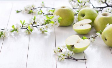 Çiçekler taze yeşil elma