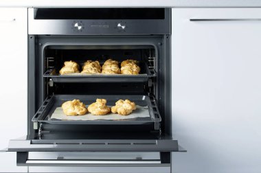 Ev yapımı profiterol fırında. Pişirme çerezler, Fransız tatlı, pasta ve şekerlemeler arka plan işlemi.