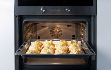 Ev yapımı profiterol fırında. Pişirme çerezler, Fransız tatlı, pasta ve şekerlemeler arka plan işlemi.