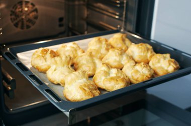 Ev yapımı profiterol fırında. Pişirme çerezler, Fransız tatlı, pasta ve şekerlemeler arka plan işlemi.