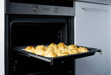 Ev yapımı profiterol fırında. Pişirme çerezler, Fransız tatlı, pasta ve şekerlemeler arka plan işlemi.