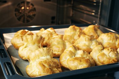 Ev yapımı profiterol fırında. Pişirme çerezler, Fransız tatlı, pasta ve şekerlemeler arka plan işlemi.