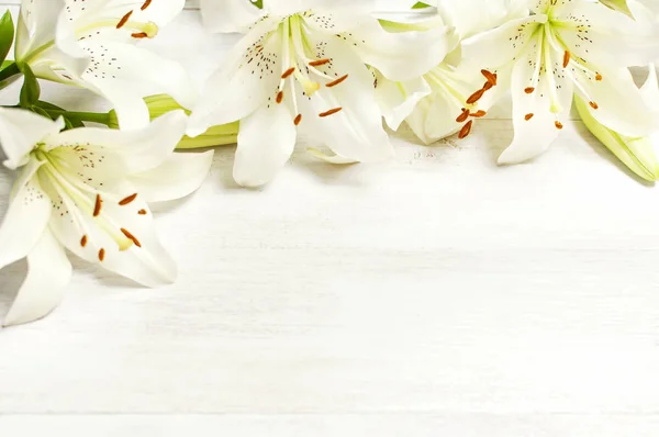 Каркас Білих Лілій Ізольовано Білому Дерев Яному Тлі Зверху Квіти — стокове фото