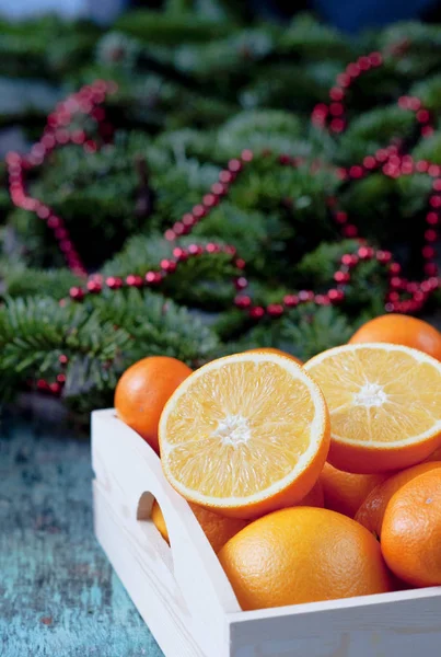 Oranges Dans Plateau Bois Avec Des Branches Épinette Noël Nouvel — Photo