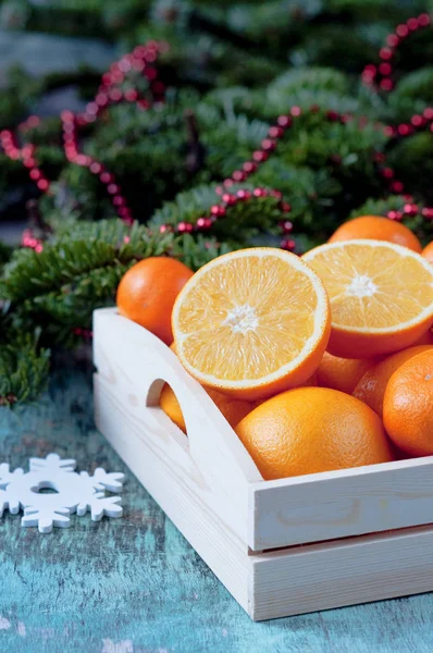 Oranges Dans Plateau Bois Avec Des Branches Épinette Noël Nouvel — Photo