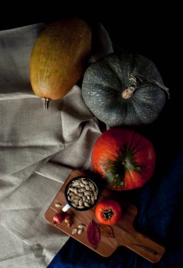 Sonbahar düzenleme: Trabzon hurması, kabak, feijoa sonbahar yaprakları ile