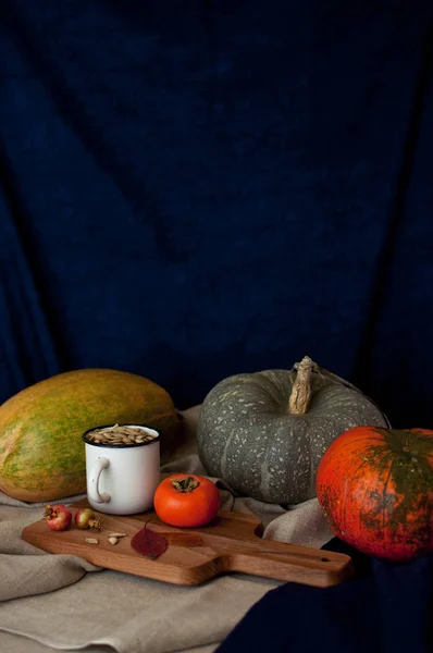 Осенняя композиция: хурма, тыква, фейхоа с осенними листьями — стоковое фото