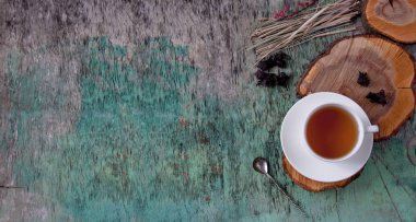 Bir fincan bitkisel çay eski ahşap arka plan üzerinde. Fincan çay bitki çayı sıcak içecek vintage doku arka plan kopya alanı ile