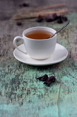 Bir fincan bitkisel çay eski ahşap arka plan üzerinde. Fincan çay bitki çayı sıcak içecek vintage doku arka plan kopya alanı ile