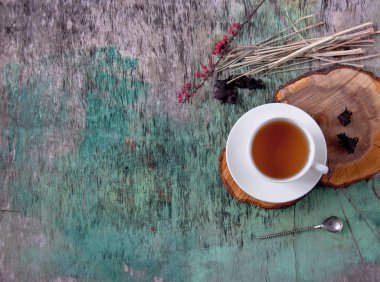 Bir fincan bitkisel çay eski ahşap arka plan üzerinde. Fincan çay bitki çayı sıcak içecek vintage doku arka plan kopya alanı ile