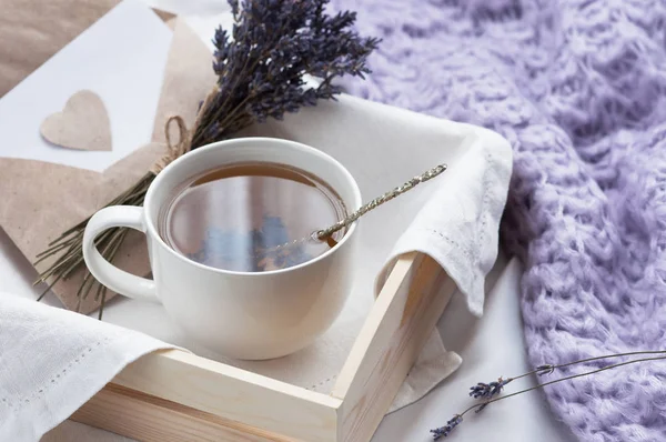 熱いお茶とベッド ラベンダー ラブレターのカップとトレイ ハーブティー ホット飲む気分愛のメッセージ朝食ベッド朝のライフ スタイル — ストック写真