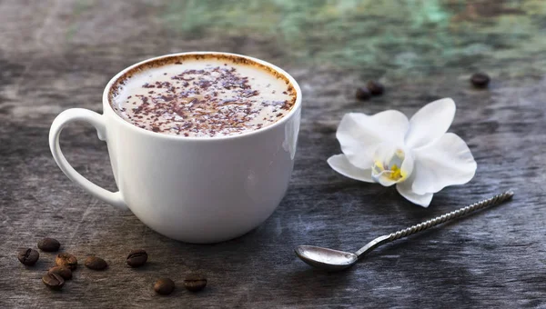 Een Kopje Warme Koffie Orchidee Bloem Houten Achtergrond Traditionele Drank — Stockfoto