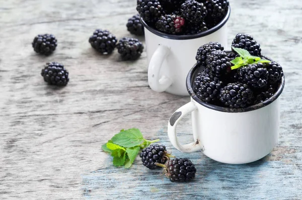 Nane ile taze böğürtlen kopya alanı bir rustik ahşap zemin üzerine beyaz bir kaba bırakır. Berry, vitaminler, gıda arka plan