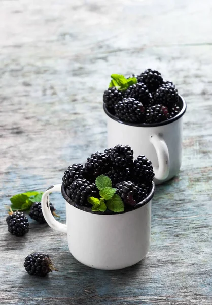 Nane ile taze böğürtlen kopya alanı bir rustik ahşap zemin üzerine beyaz bir kaba bırakır. Berry, vitaminler, gıda arka plan