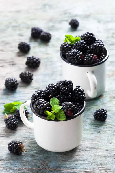 Nane ile taze böğürtlen kopya alanı bir rustik ahşap zemin üzerine beyaz bir kaba bırakır. Berry, vitaminler, gıda arka plan