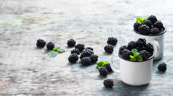 Nane ile taze böğürtlen kopya alanı bir rustik ahşap zemin üzerine beyaz bir kaba bırakır. Berry, vitaminler, gıda arka plan