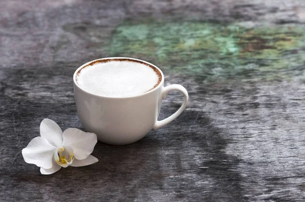 Kopp Hett Kaffe Och Orkidé Blomma Trä Bakgrund Traditionell Dryck — Stockfoto