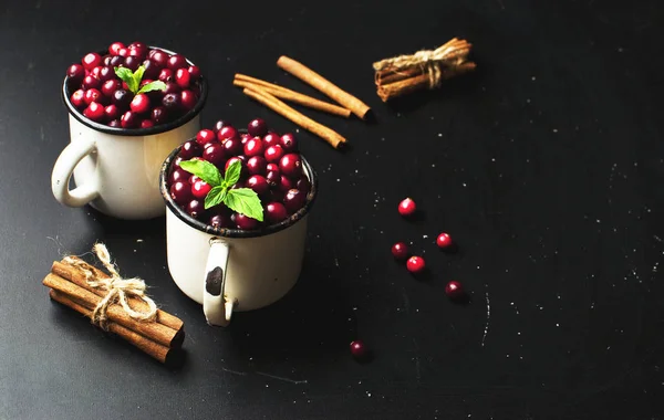 Canneberges Rouges Fraîches Dans Une Tasse Blanche Bâtonnets Cannelle Cercles — Photo