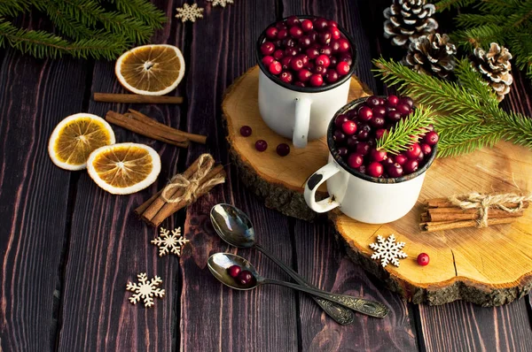 Canneberges Rouges Fraîches Dans Une Tasse Blanche Bâtonnets Cannelle Cercles — Photo