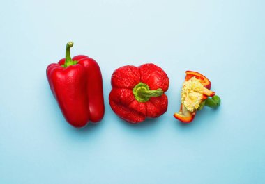 Taze kırmızı Bulgar biber ve buruşuk kurutulmuş biber. Taze biber, sağlık. Gıda yaratıcı kavramı. Üstten görünüm mavi arka plan düz koymak kopya alanı minimalist tarzı ile