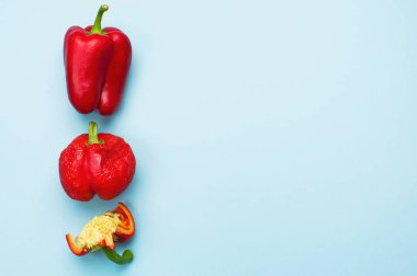 Taze kırmızı Bulgar biber ve buruşuk kurutulmuş biber. Taze biber, sağlık. Gıda yaratıcı kavramı. Üstten görünüm mavi arka plan düz koymak kopya alanı minimalist tarzı ile