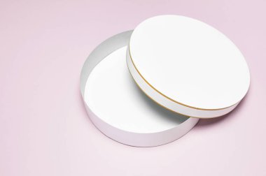Beyaz karton boş kutu top düz görünüm yatıyordu. Yukarı, pembe arka plan dalga geçiyorsunuz. Ambalaj tasarım, alışveriş için boş bir kutu. mockup tasarım için